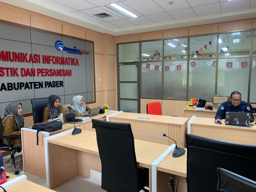 PEMERINTAH DESA BUSUI BERKOORDINASI DENGAN DISKOMINFOSTAPER TERKAIT PENGGUNAAN APLIKASI OPENSID